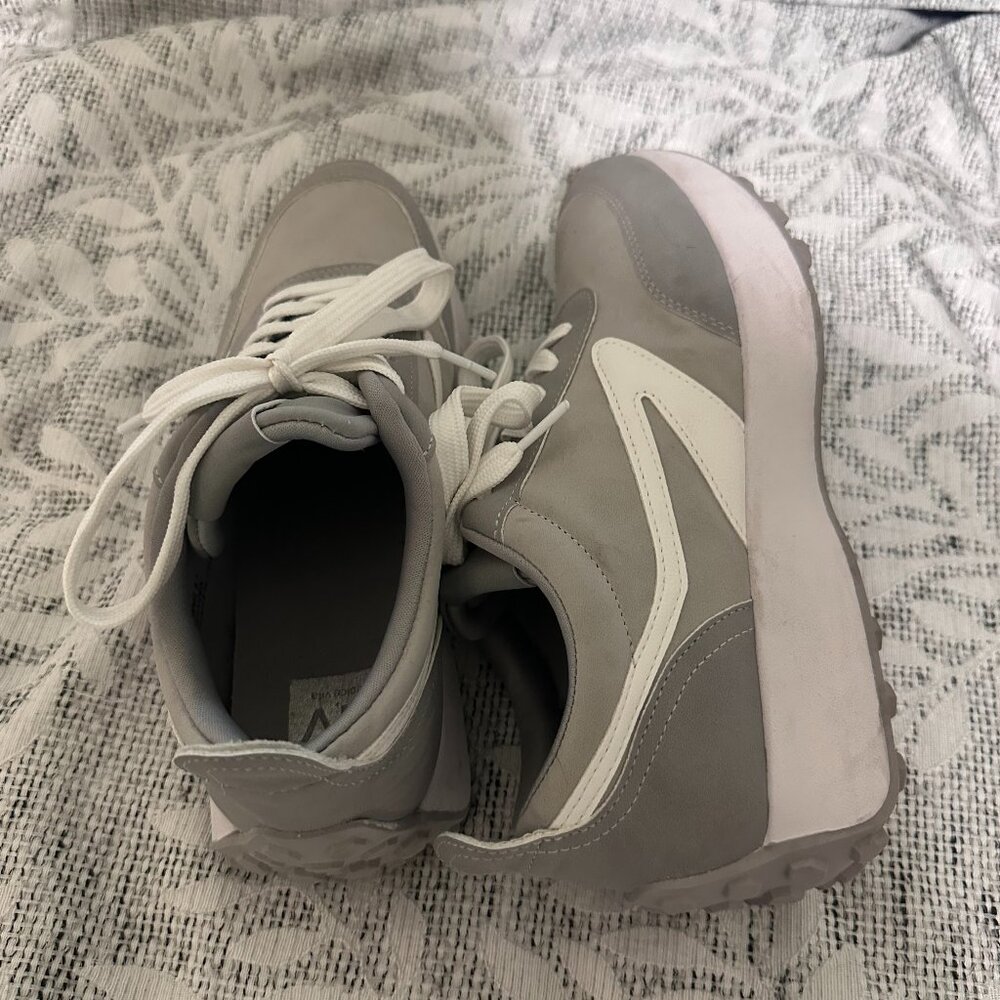 DV by Dolce Vida sneakers Size 8.5